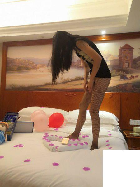 女朋友生日淫蕩自拍 (18P)