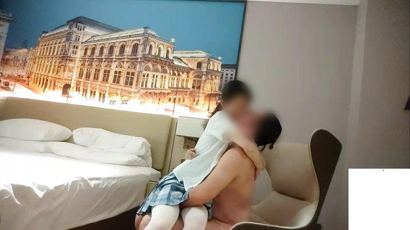 網聊認識的00后，白絲加JK挺會玩 (13P)