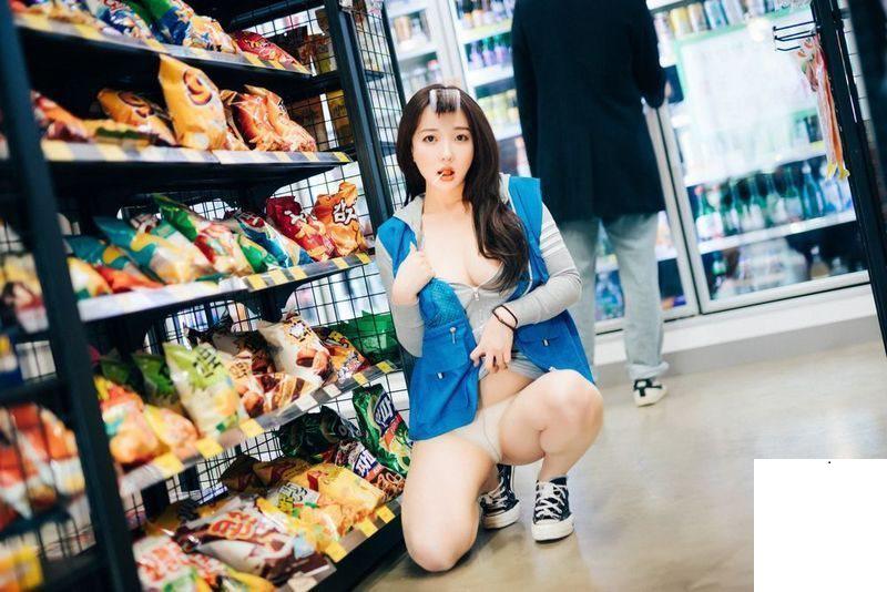 便利店漂亮 兼職服務員 店內自拍