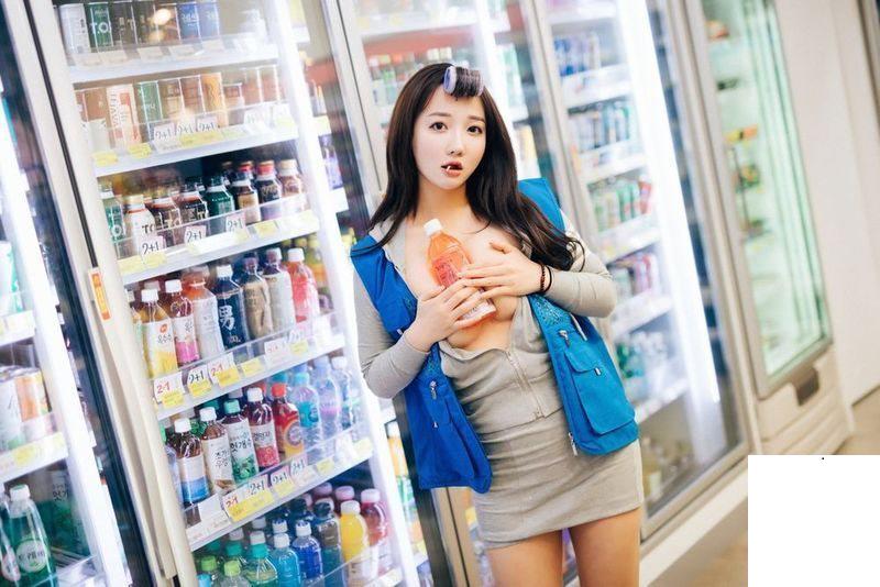 便利店漂亮 兼職服務員 店內自拍