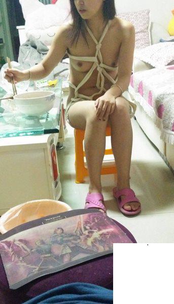 在家吃飯都要捆綁隨時保持被虐的狀態 (18P)