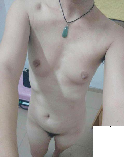 性欲很強的貧乳小騷貨 (10P)