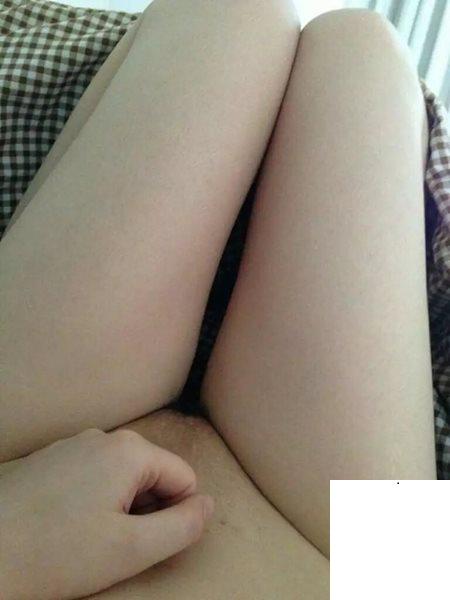 害羞的騷逼 一點一點的脫 (18P)