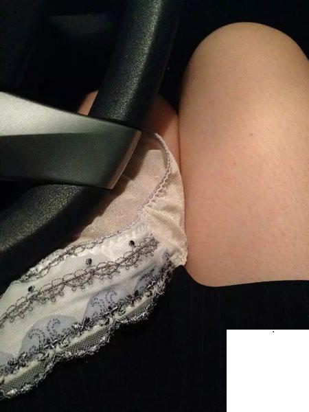 害羞的騷逼 一點一點的脫 (18P)