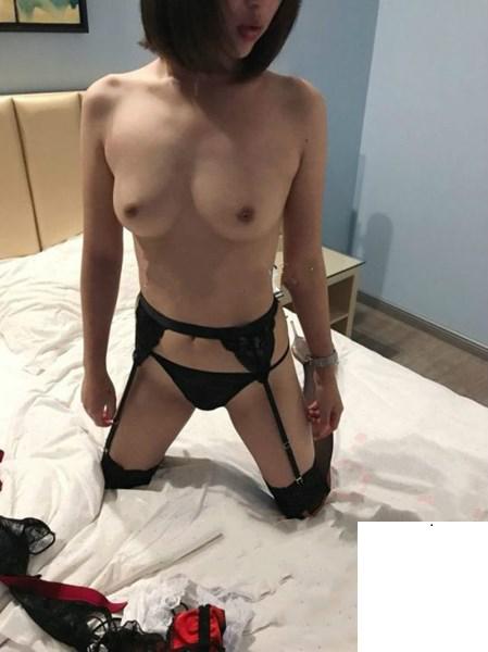 黑絲高根大屁股真的欠操 (11P)