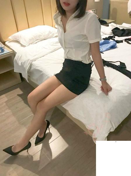 黑絲高根大屁股真的欠操 (11P)