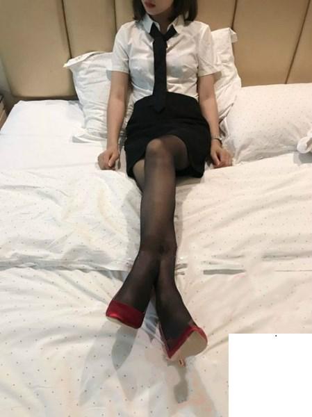 黑絲高根大屁股真的欠操 (11P)