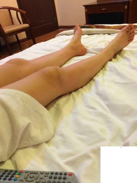 大學妹很缺錢只好幫忙她了 (10P)