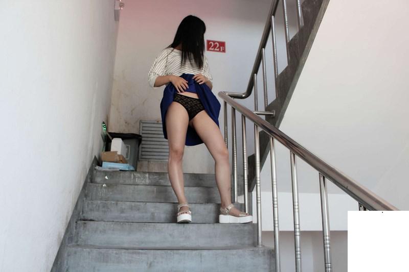 周游世界的露出人妻-之一 (95P)