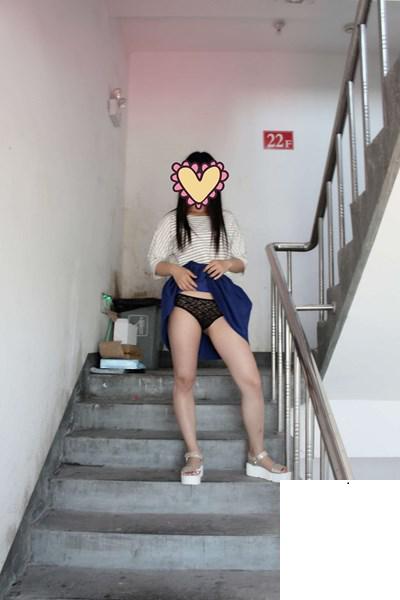 周游世界的露出人妻-之一 (95P)