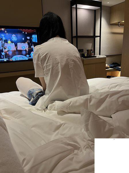 網聊認識的00后，白絲加JK挺會玩 (13P)