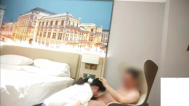 網聊認識的00后，白絲加JK挺會玩 (13P)