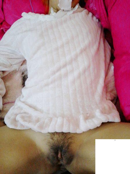 為了看我媳婦的粉嫩逼 一大清早就插醒她