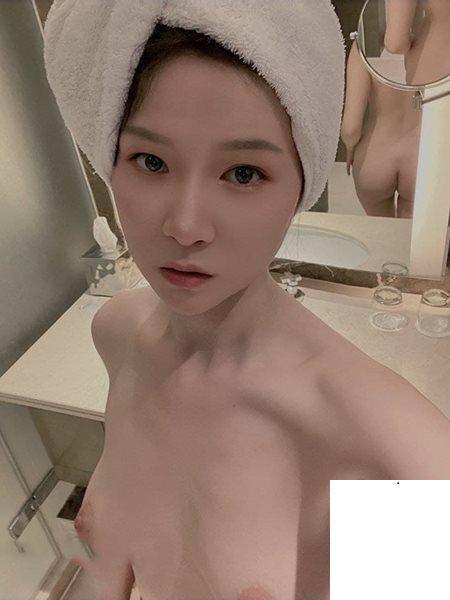 身材不錯的小母狗，剝光操她