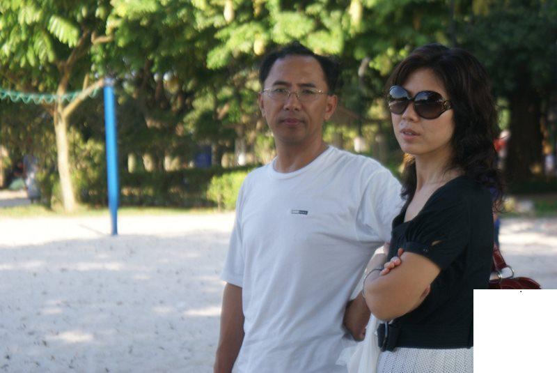 都說嘴唇上方有痣的女人性欲強，她男人只好帶她去3P了（露臉） (26P)