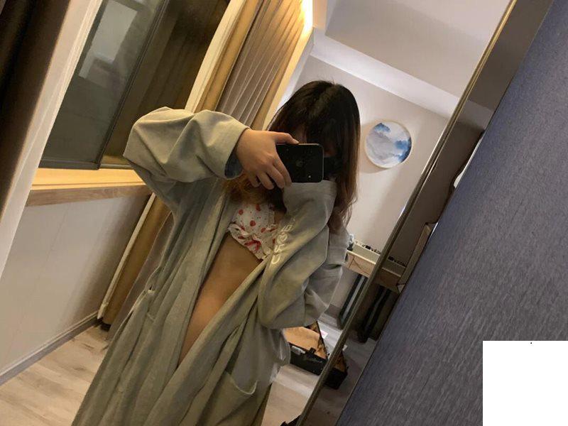 美臀少女 吸起來很有勁兒 (19P)