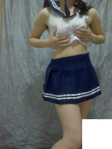 女友穿水手服在鏡頭前搔首弄姿 (11P)