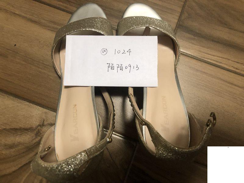 一個絲襪高跟學生制服的騷貨，身材極品的榨汁機 (24P)