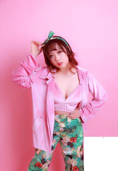 輕熟女一枚，胸大屁股圓 (20P)