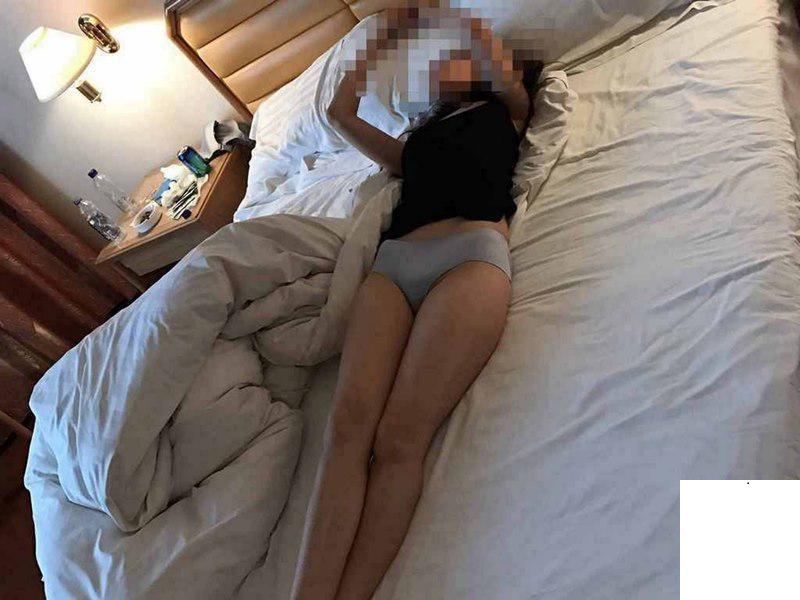 床上風騷細腰蜜桃臀水 (21P)