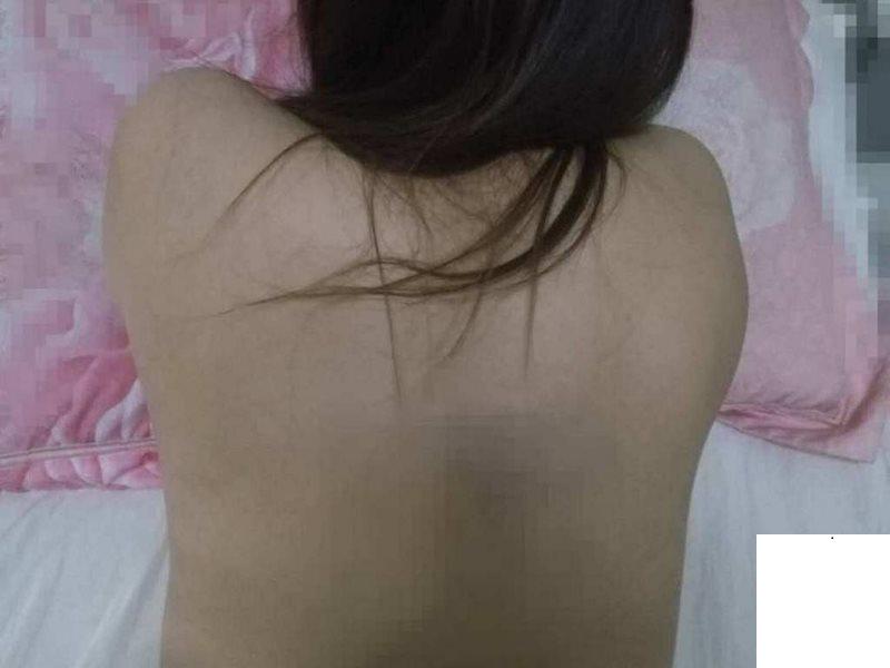 大奶少婦一邊玩手機一邊打炮 (25P)