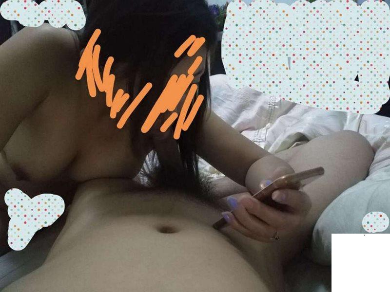 大奶少婦一邊玩手機一邊打炮 (25P)