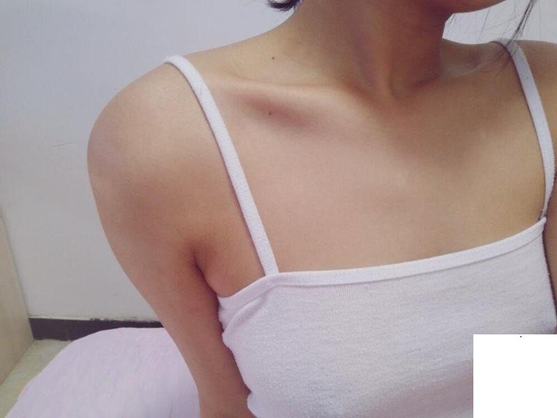 女友的奶子不大卻很美 你覺得呢 (15P)