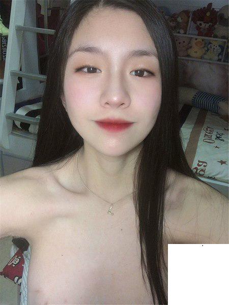 小騷貨搔首弄姿誘惑我 (10P)
