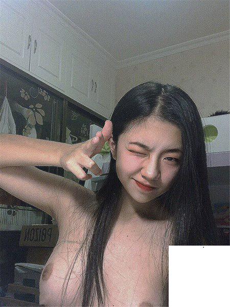 小騷貨搔首弄姿誘惑我 (10P)