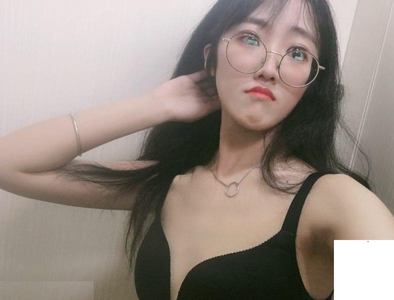 眼鏡騷貨乳房很大，皮膚很白，和她愛愛一定很爽 (17P)
