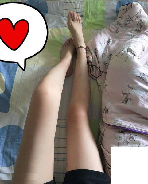 眼鏡騷貨乳房很大，皮膚很白，和她愛愛一定很爽 (17P)