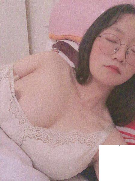 眼鏡騷貨乳房很大，皮膚很白，和她愛愛一定很爽 (17P)