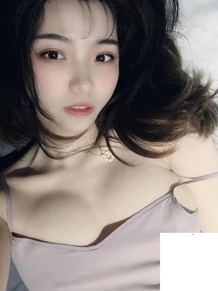 誘人的眼神，白白的奶子 (18P)