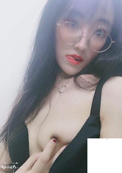 眼鏡騷貨乳房很大，皮膚很白，和她愛愛一定很爽 (17P)