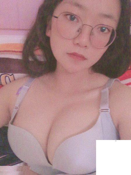眼鏡騷貨乳房很大，皮膚很白，和她愛愛一定很爽 (17P)