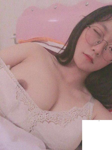 眼鏡騷貨乳房很大，皮膚很白，和她愛愛一定很爽 (17P)