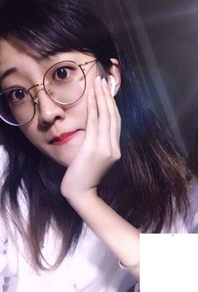 眼鏡騷貨乳房很大，皮膚很白，和她愛愛一定很爽 (17P)