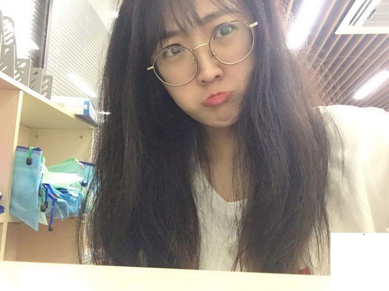 眼鏡騷貨乳房很大，皮膚很白，和她愛愛一定很爽 (17P)